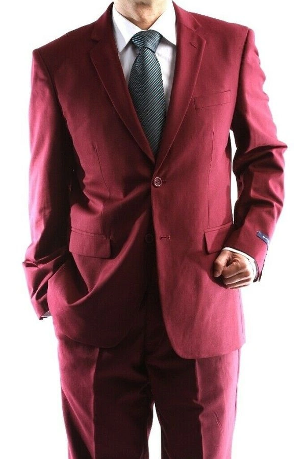 Traje Borgoña Clásico para Hombre: Elegancia Intemporal con Pantalones Frontales Planos.